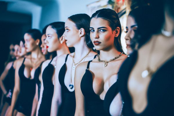 Descubra como adotar roupas vintage sem perder o estilo atual!